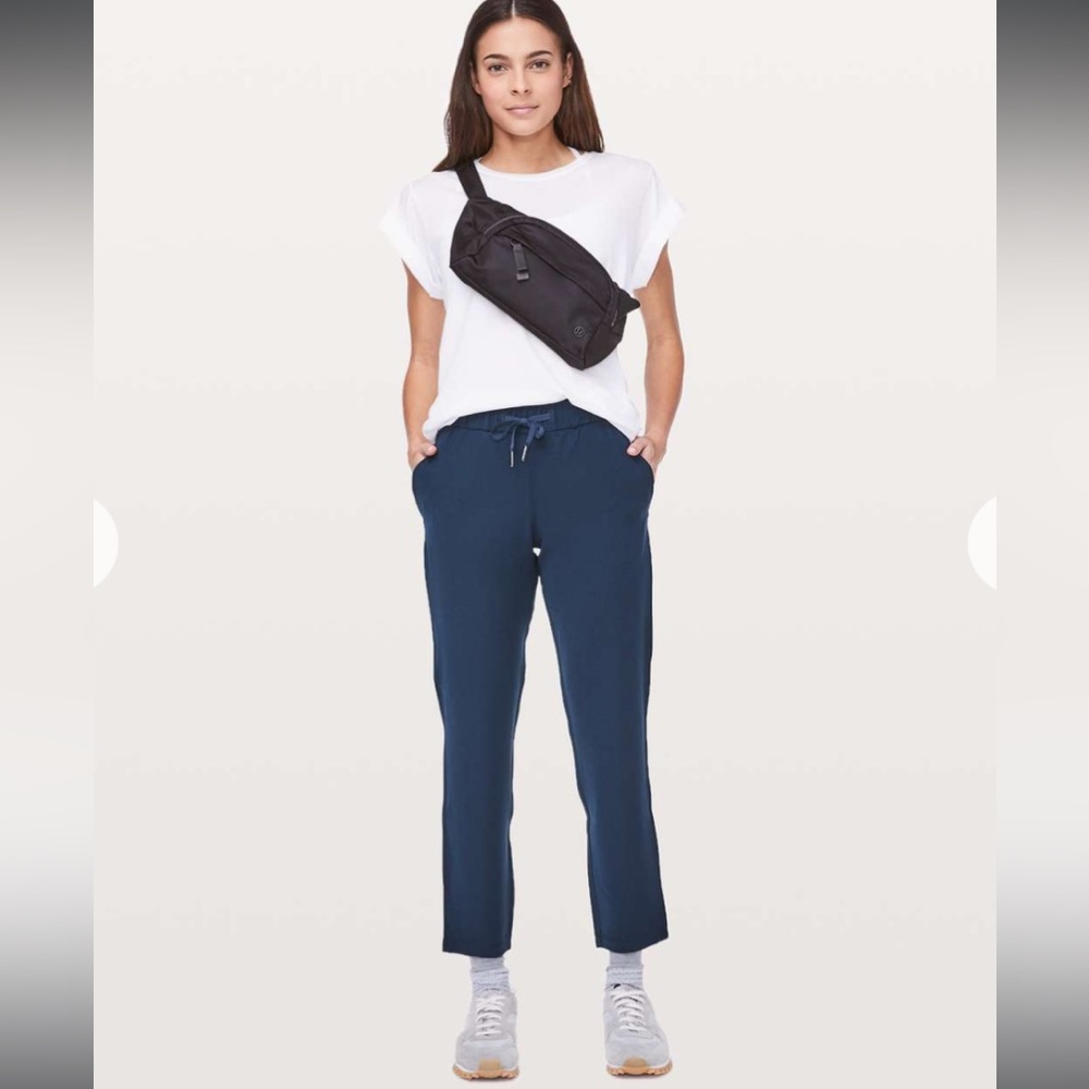 Lululemon On The Fly Mid-Rise Pant, Size 4, Navy Blue